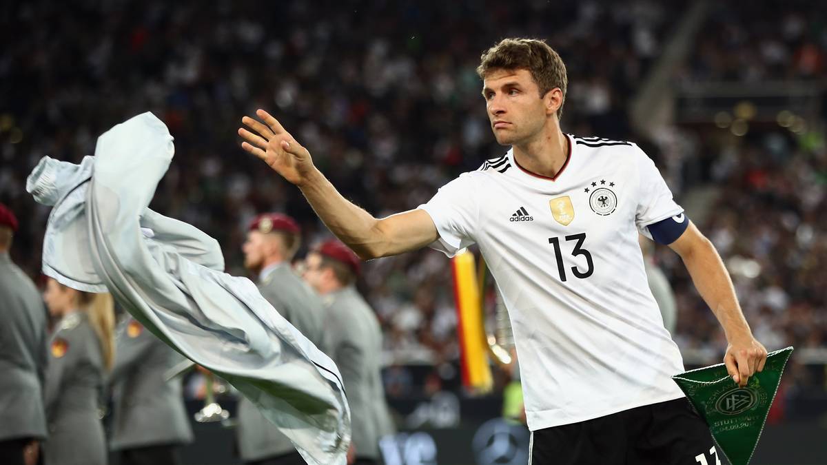 Er hat sich auch außerhalb des Platzes vom Gute-Laune-Bär zum Führungsspieler und Meinungsführer entwickelt. Bester Beleg: Neun Mal führte er die deutsche Mannschaft bereits als Kapitän aufs Feld