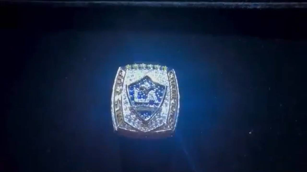 Ganz viel Bling Bling! Reus präsentiert spektakulären Meister-Ring