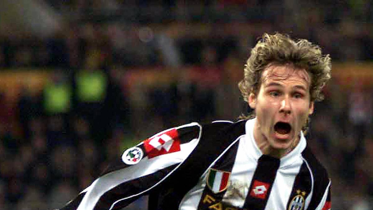PLATZ 17: Der tschechische Offensivstar Pavel Nedved ist heute Vize-Präsident von Juventus Turin. Als Spieler war er keine billige Angelegenheit: Zur Saison 2001/02 kam er für 41,2 Millionen Euro von Lazio Rom zu Juve