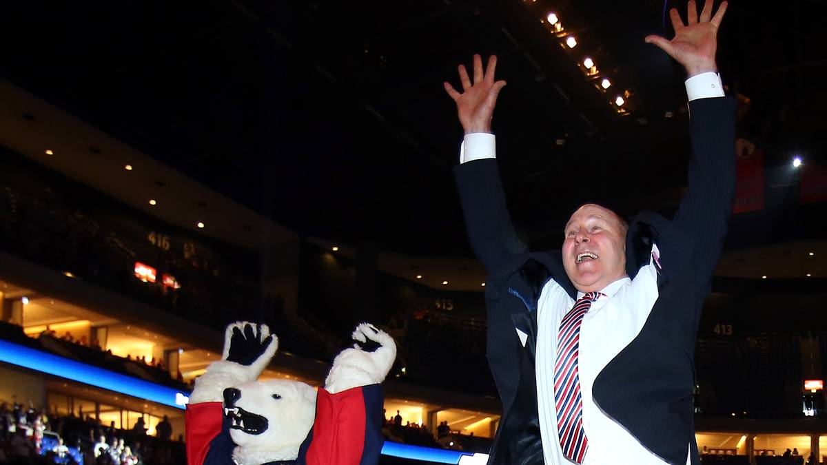 2012/13 - EISBÄREN BERLIN - Kölner Haie 3:1: Hattrick! 2013 gewinnt die Truppe von Don Jackson (r.) gegen die Kölner Haie den dritten DEL-Titel in Folge