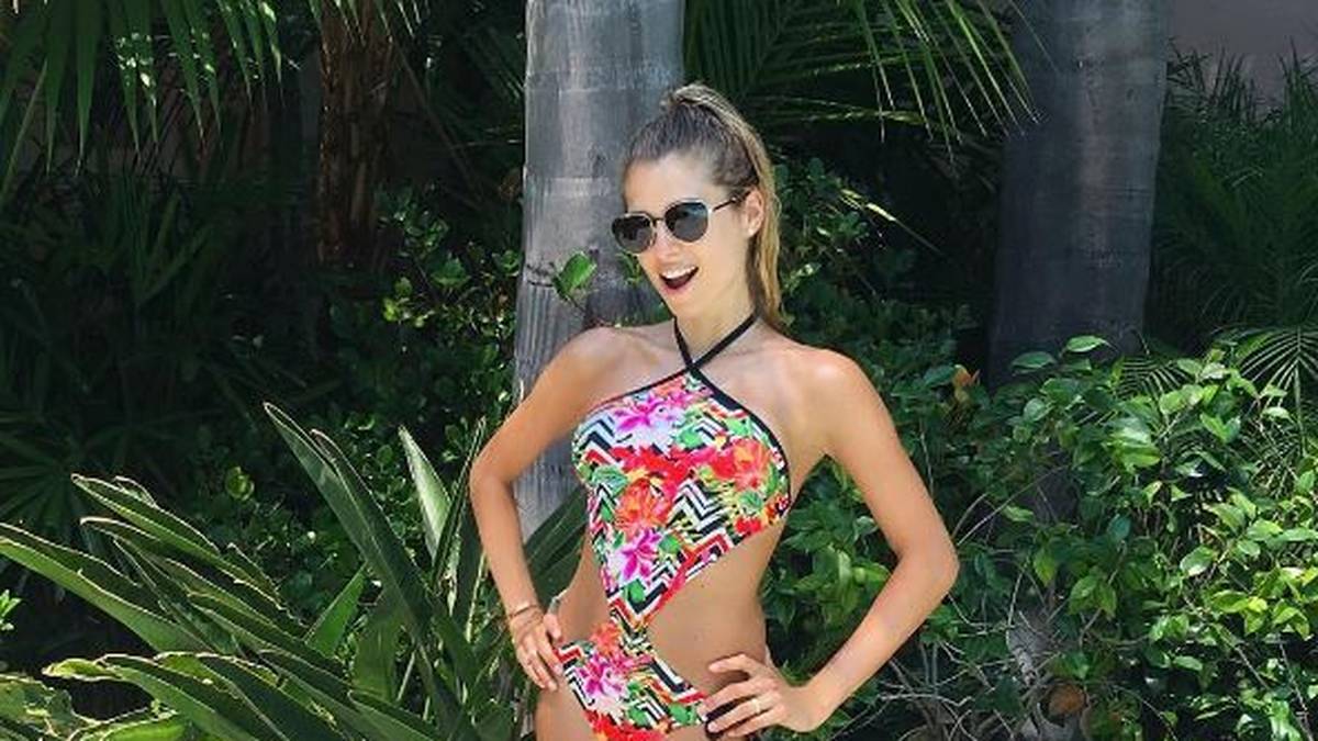 Genauso wie im knallbunten und vor allem knapp bemessenen Badeanzug am Stand