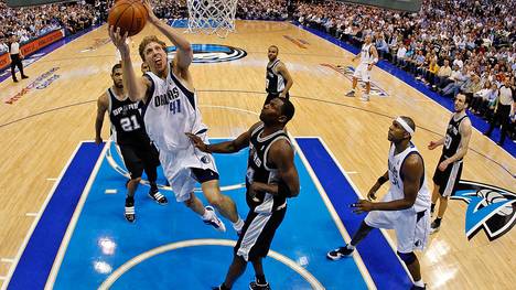 Dirk Nowitzki scheiterte 2010 mit den Dallas Mavericks in den Playoffs an den San Antonio Spurs