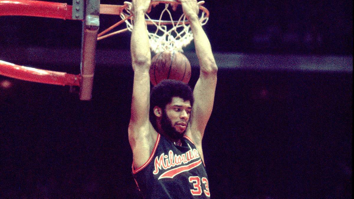 Abdul-Jabbar hält immer noch diverse UCLA-Rekorde (z.B. meiste Punkte in einem Spiel: 61). Die Harlem Globetrotters boten ihm eine Million Dollar, aber Kareem wollte in die NBA und wurde 1969 von den Milwaukee Bucks an Position eins ausgewählt. Mit 28,8 Punkten im Schnitt in seiner ersten Saison wurde er Rookie des Jahres
