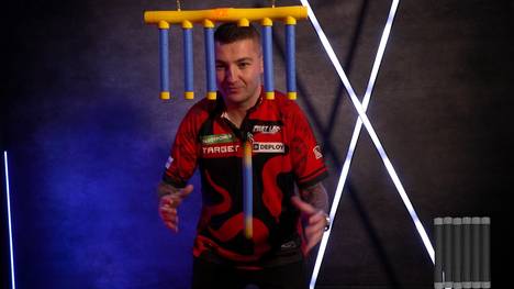 Nathan Aspinall unterzieht sich dem Reaktions-Test vor der Darts-WM 2026.