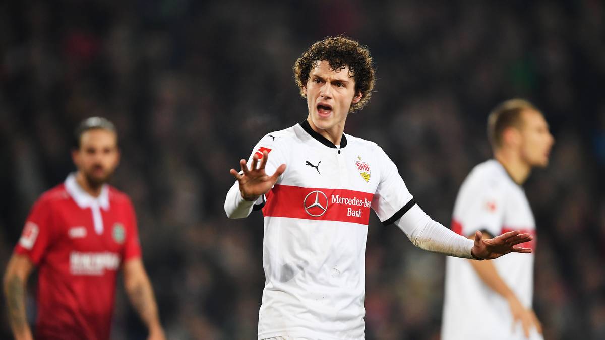 Aber spätestens dann, wenn Jerome Boatengs Transfer zu Paris St. Germain noch zustande kommen sollte, dürften die Bayern noch einmal ernst machen. 2019 kann Pavard den VfB ohnehin aufgrund einer Klausel für 35 Millionen Ablöse verlassen. Bei einem Kauf in diesem Sommer wäre der Verteidiger für die Münchner deutlich teurer, aber bezahlbar