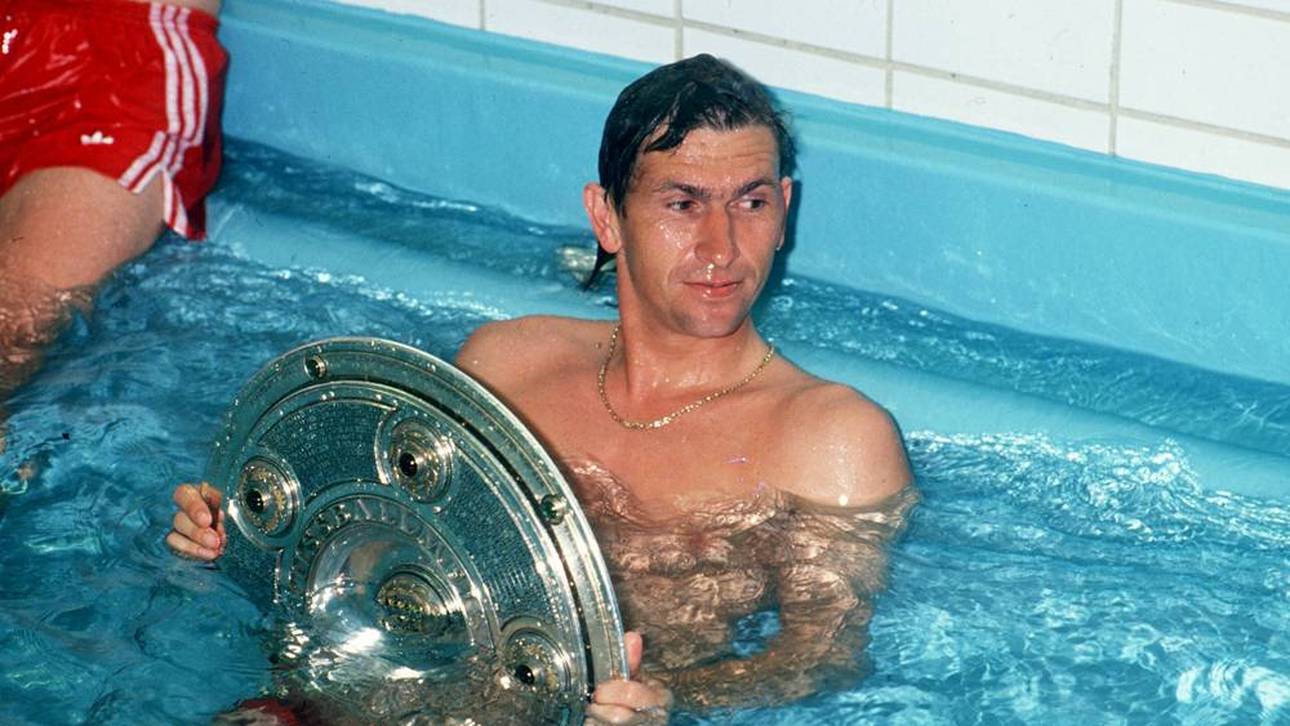 Klaus Augenthaler in einem entspannten Moment mit der Meisterschale 1989