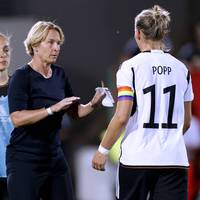 Eine Dokumentation enthüllt eine kollaterale Fehlkommunikation beim Vorrunden-Aus der DFB-Frauen bei der WM. Die Ex-Bundestrainerin erscheint dabei in keinem guten Licht.