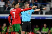 Im EM-Achtelfinale zwischen Portugal und Slowenien kommt es zu einer irrwitzigen Szene um Cristiano Ronaldo und Schiedsrichter Daniele Orsato. Was es damit auf sich hat.