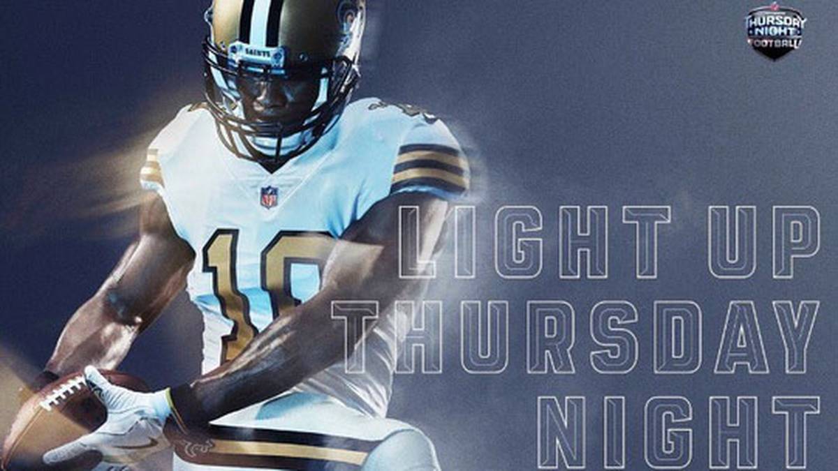 ... die wiederum in Weiß mit goldenen und schwarzen Elementen antreten