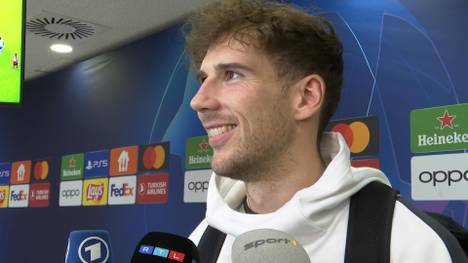 Nach seinem Tor bekam Serge Gnabry ein Küsschen von Leon Goretzka. Anschließend erklärt der Mittelfeldspieler, warum.