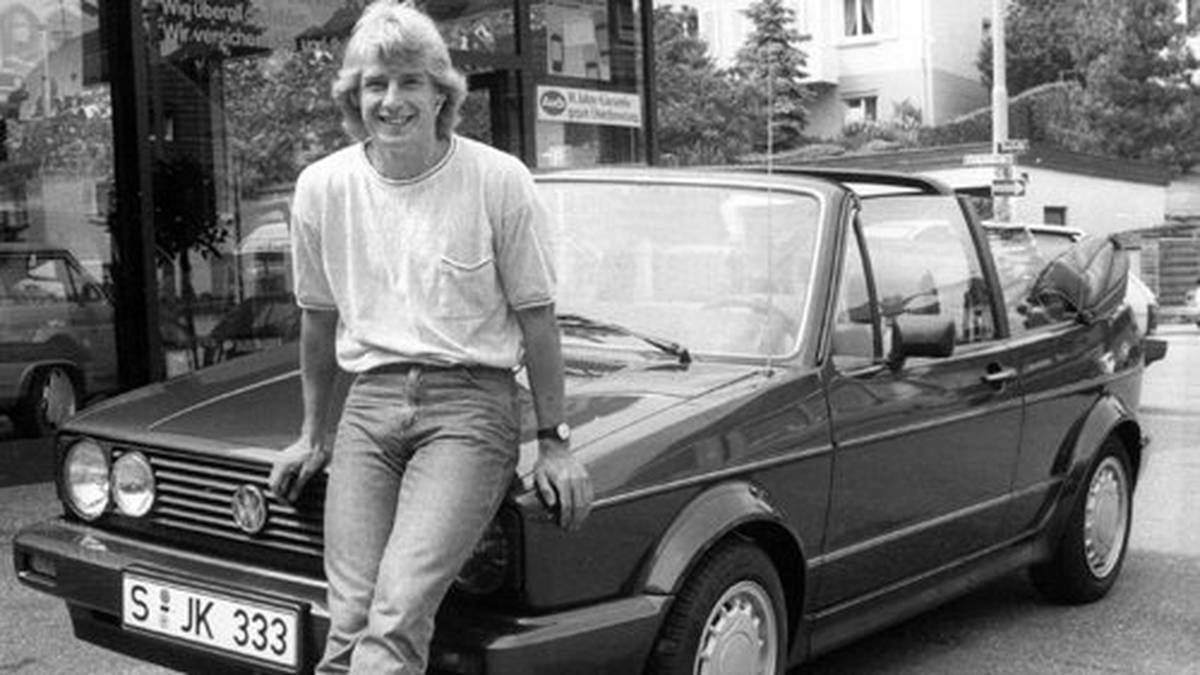 Eine Reise in die Vergangenheit: Luftig war der damalige Stuttgarter Jürgen Klinsmann in der Landeshauptstadt unterwegs. Das Auto passte zum Image des Sunnyboys