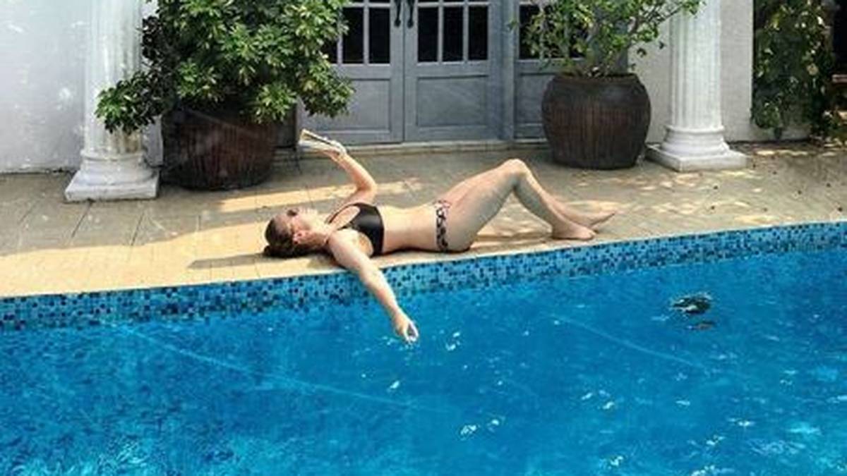 Patrick Groetzki gehört zu den erfahrensten Spielern im deutschen WM-Kader. Verheiratet ist der 29-Jährige mit seiner Jennifer, die es sich hier am Pool gut gehen lässt