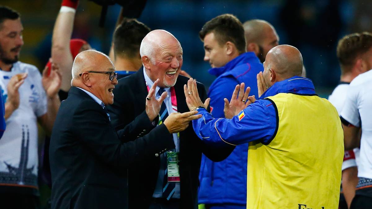 Und so hat am Ende Lynn Howells (2.v.l.) gut lachen: Der walisische Coach der Rumänen führt den Außenseiter im dritten Spiel zum ersten Sieg und wahrt damit die Chance auf Platz drei und die damit verbundene Quali für die WM 2019