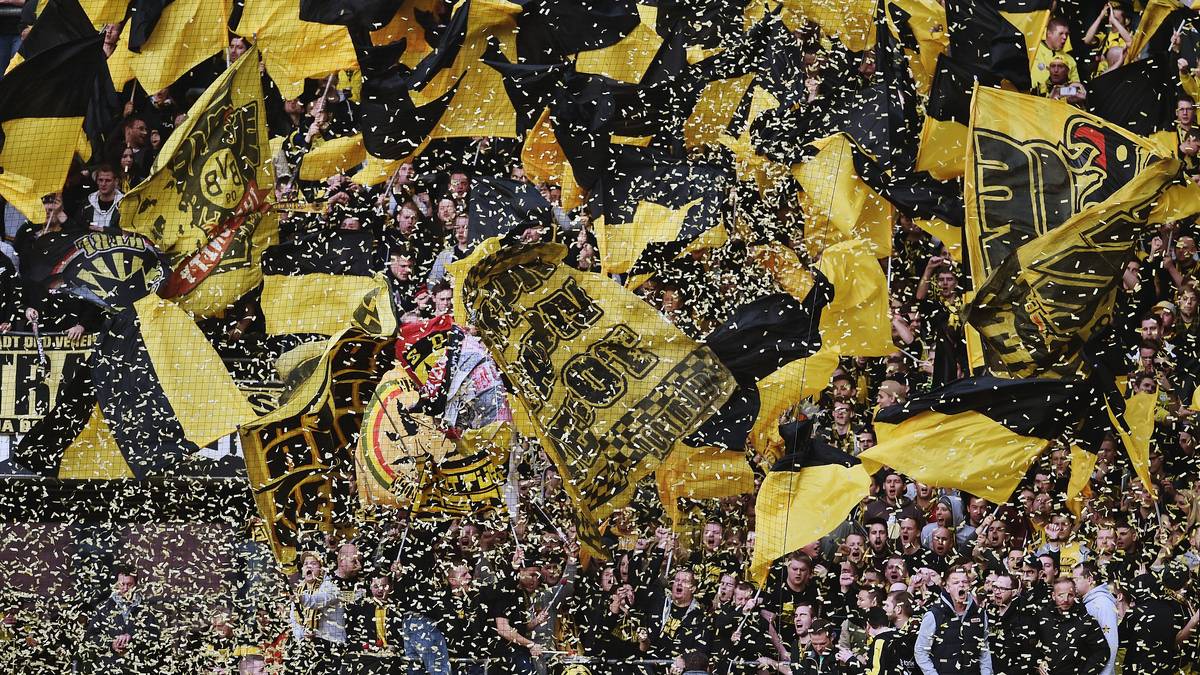 Auch im Block der BVB-Anhänger explodiert die Stimmung nach der Gästeführung
