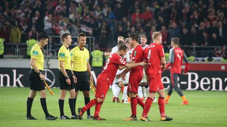 Trotz des Protests der Kölner Spieler nahm Schiedsrichter Cortus seine Elfmeter-Entscheidung zurück