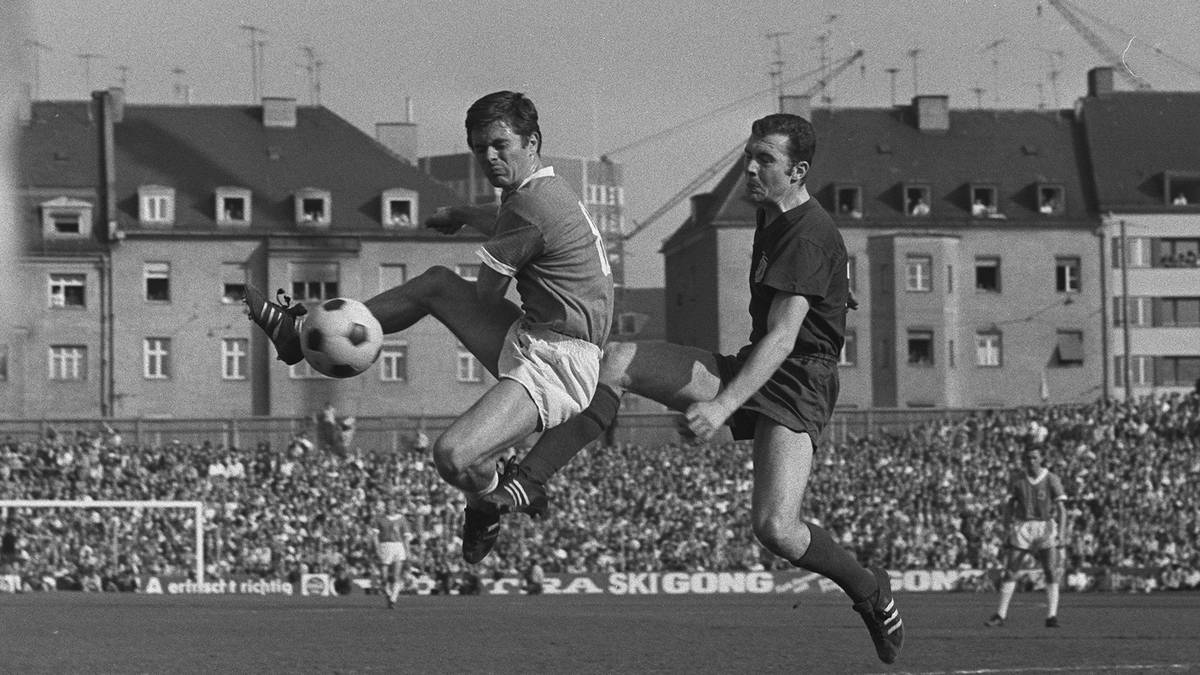 Eigentlich hatte Beckenbauer als Giesinger Bub zum TSV 1860 wechseln wollen. Weil ihn ein Löwe bei einem Jugendspiel aber eine Watschn verpasste, ging der Zwölfjährige eben zum FC Bayern. Gleich am ersten Spieltag der Saison 1965/1966 empfing der Bundesliga-Aufsteiger Bayern die Löwen im Grünwalder Stadion zum Derby. Bayern verlor mit 0:1. Timo Konietzka erzielte das Tor. Die Löwen mag Franz eigentlich bis heute. Doch seine Liebe gehört nur den Bayern