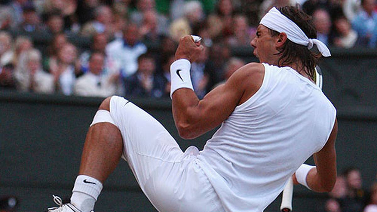Anschließend besiegt er ihn auch noch auf seinem Belag, in Wimbledon. 6:4, 6:4, 6:7 (5), 6:7 (8), 9:7 heißt es in einem der hochklassigsten Endspiele der vergangenen Jahre