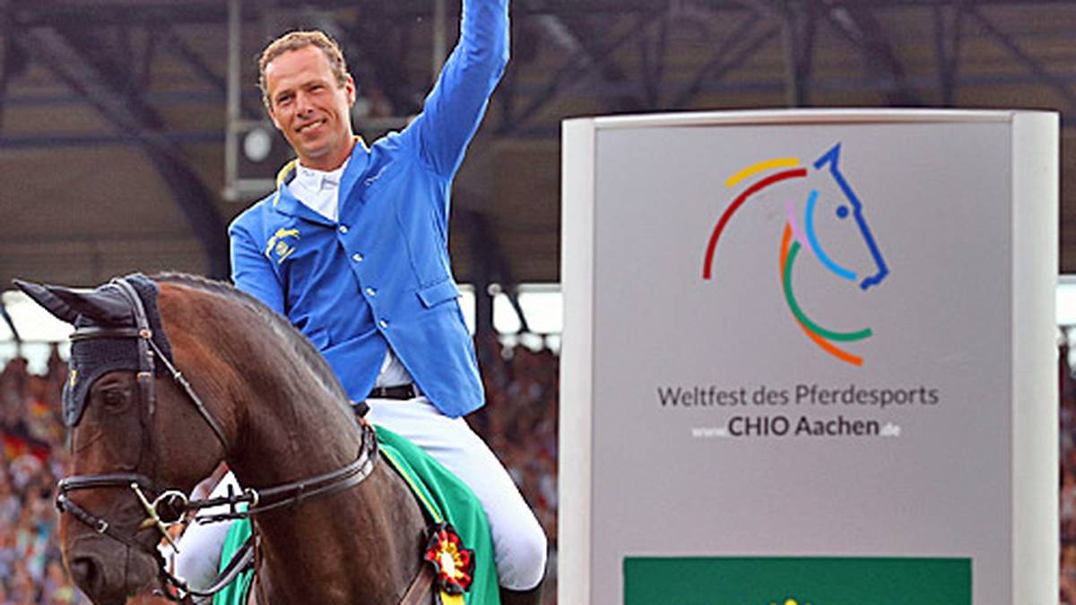 Den bekommt wenig später Ahlmann überreicht und freut sich darüber sichtlich