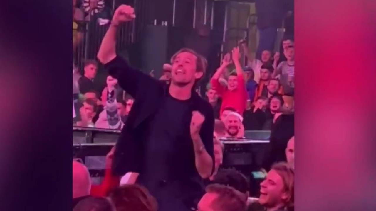 Darts WM 2024: Englands Fußball-Legende Peter Crouch feiert im Ally Pally