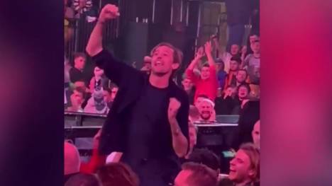 Die Darts-WM lockt auch die Stars von anderen Sportarten an. Englands Fußball-Legende Peter Crouch feiert zusammen mit den Fans im Ally Pally.