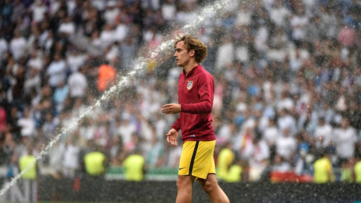 Atleticos Superstar Antoine Griezmann entgeht beim Aufwärmen nur knapp einer Dusche