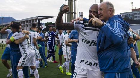 Vasco da Gama v Palmeiras - Brasileirao Series A 2018 Mit SE Palmeiras feiert Felipe Scolari seine insgesamt zweite brasilianische Meisterschaft