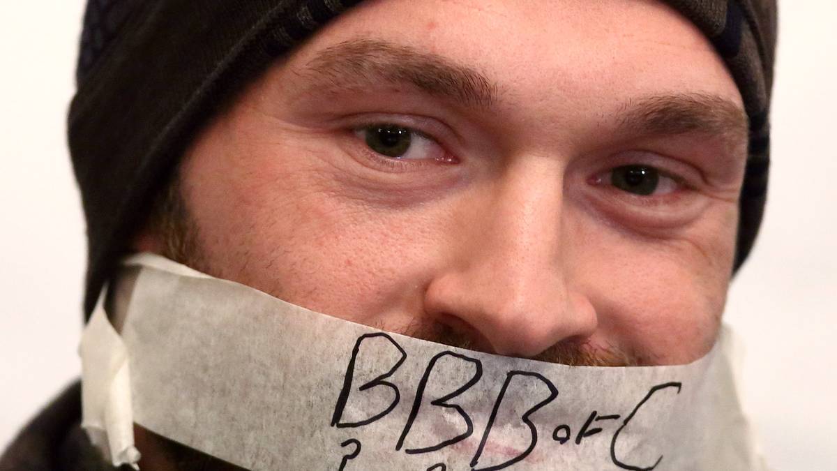 Vor seinem Kampf gegen Dereck Chisora - ebenfalls kein Kind von Traurigkeit - klebt sich Fury bei einer Pressekonferenz ein Tape über den Mund und sagt kein Wort. Damit protestiert der Boxer gegen eine Strafe des British Boxing Board of Control.