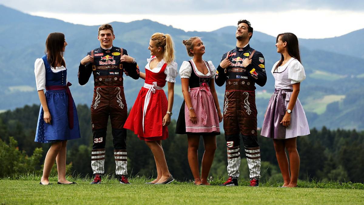 Die Formel 1 im österreichischen Spielberg steht für heiße Asphaltduelle vor malerisch-königlicher Kulisse. Die beiden Red-Bull-Piloten Max Verstappen und Daniel Ricciardo wissen dies zu nutzen, um sich groß in Szene zu setzen. Gemeinsam mit vier schönen Frauen in trachtenreichen Dirndln  posieren sie auf einer grün leuchtenden Wiese. Dahinter thronen Himmel und Berge