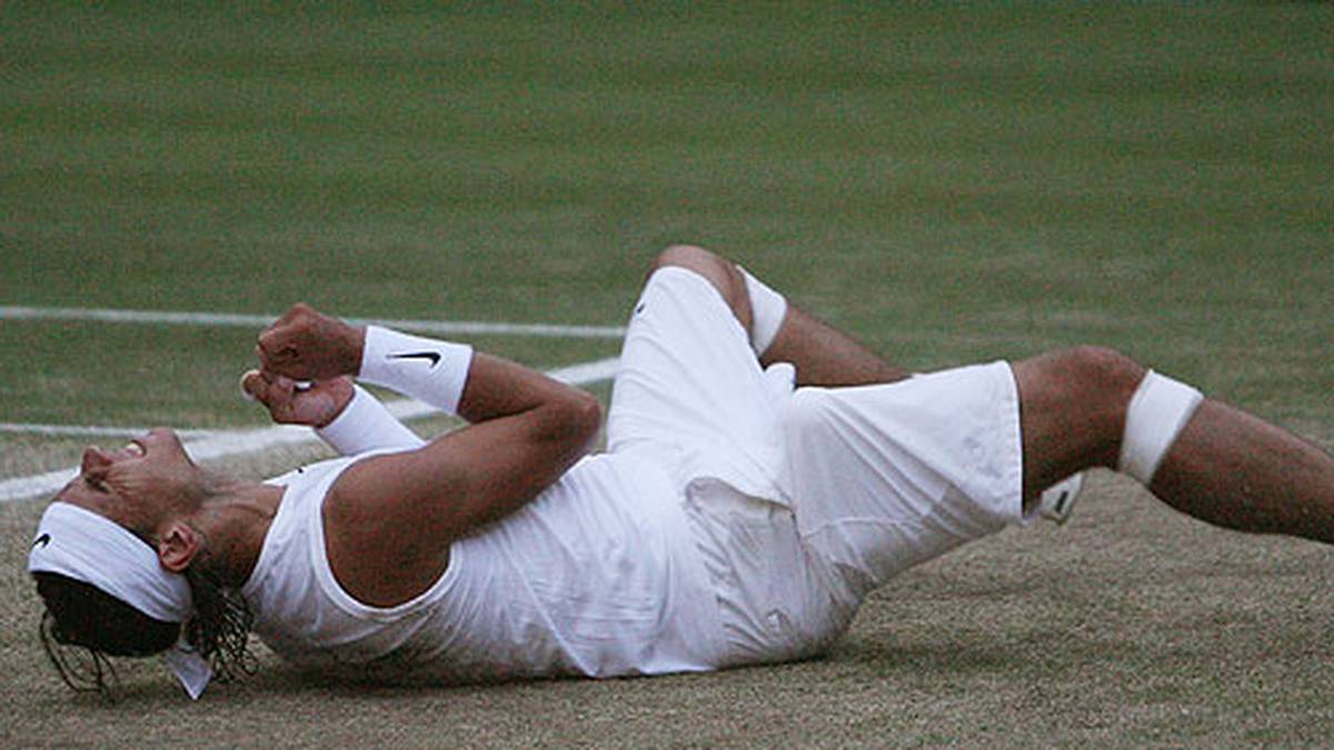 Federer kämpft sich nach einem Zwei-Satz-Rückstand in den fünften, wehrt während des Tiebreaks im vierten Satz zwei Matchbälle ab, vergibt aber auch die Chance bei einem Break Vorsprung auf seinen sechsten Titel