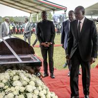 Hunderte erwiesen ihm die letzte Ehre, auch Staatschef Ruto und Leichtathletik-Boss Coe kamen: Kelvin Kiptum ist am Freitag beigesetzt worden.