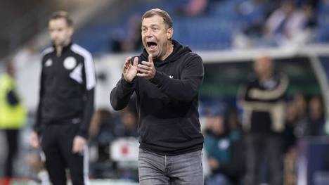 Ex-Schalke-Trainer Frank Kramer blickt auf die aktuelle Situation seines ehemaligen Arbeitgebers und schießt gegen den Sportvorstand. 