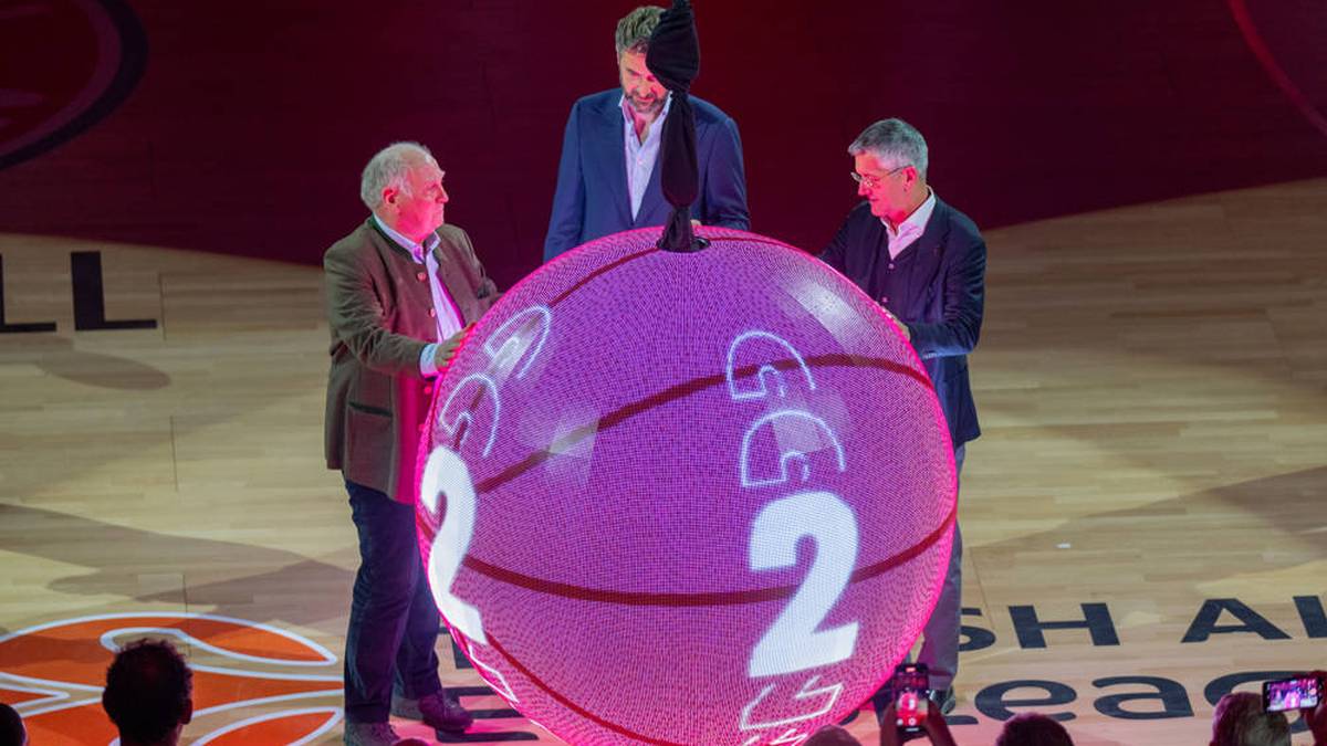 Hoeneß, Basketball-Geschäftsführer Marko Pesic und Bayern-Präsident Herbert Hainer berühren den Basketball und der Countdown läuft