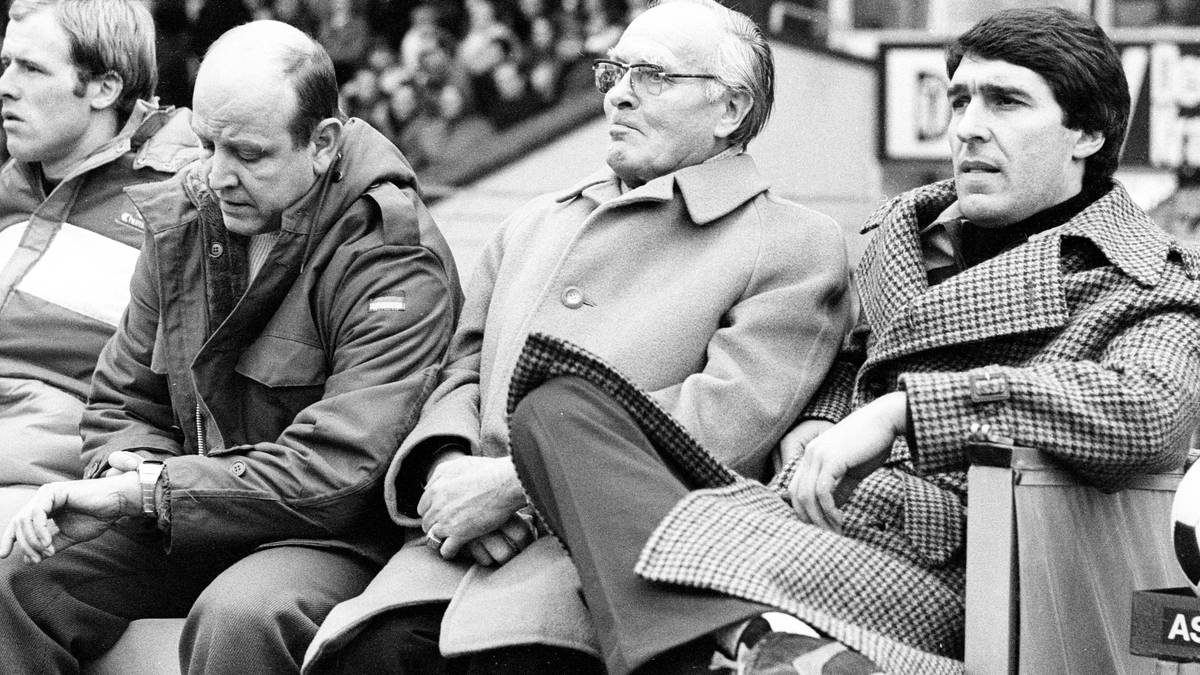 Alfred Schulz (Werder Bremen/2. v. r.) - 74 Jahre und 184 Tage. Bis heute der älteste Bundesliga-Trainer. Wenn auch nur durch einen Trick. 1978 sprang er bei Werder als Strohmann ein. Eigentlich leitete Rudi Assauer (r. im Bild) das Training. Doch der spätere Schalke-Macher besaß keine gültige Trainerlizenz. Also wurde Schulz kurzzeitig aus dem Ruhestand geholt. Immerhin: Werder hielt die Liga