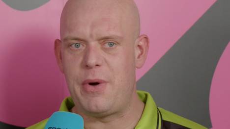Michael van Gerwen kämpft sich bei der Darts-WM in Runde zwei und erklärt, warum er nach dem Spiel so emotional wurde.