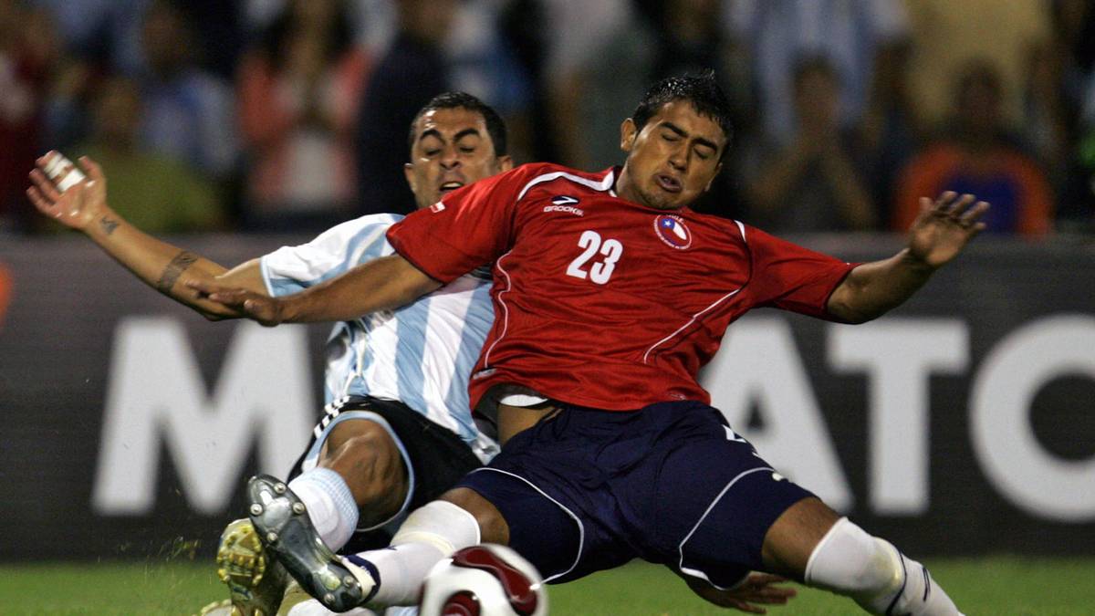 Mit starken Leistungen in Leverkusen empfiehlt sich Vidal für die Nationalmannschaft Chiles. 2007 wird er erstmals berufen. Auch im Trikot der Chilenen zieht Vidal in keinem Zweikampf zurück