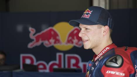 Stefan Bradl darf sich freuen: Auf dem Sachsenring steigt er wieder in das MotoGP-Geschehen ein