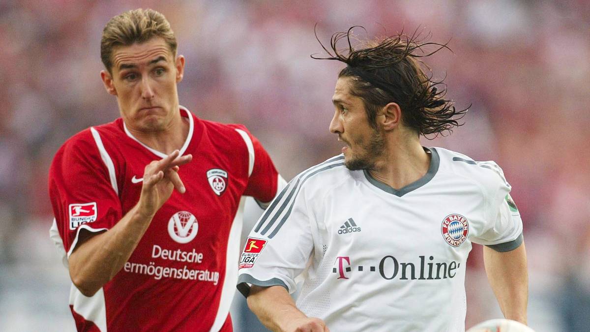 Nach der WM kämpft Klose in der Saison 2002/2003 mit Ladehemmung und erzielt lediglich neun Treffer. Hier hat er das Nachsehen gegen Bayerns Bixente Lizarazu