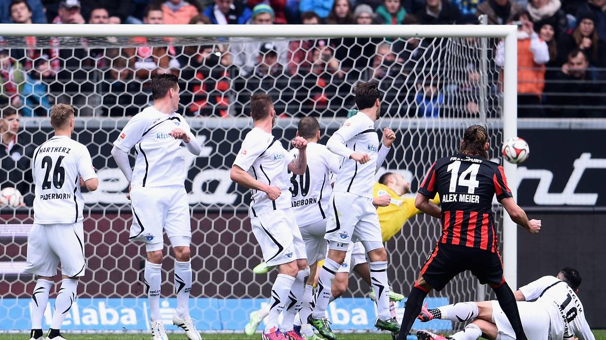 Eintracht-Torjäger Alex Meier trifft per Freistoß den Pfosten