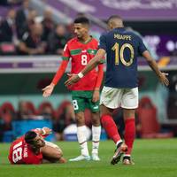 Marokko-Nationaltrainer Regrarui kritisiert das Nationalitäten-Wirrwarr im internationalen Fußball. Hätte Algerien eigentlich das Recht auf eine Berufung von PSG-Star Mbappé?