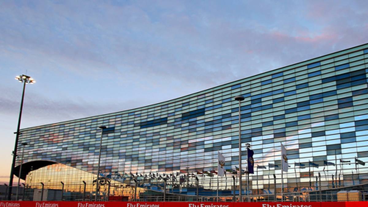 Bei diesem Tempo werden die Fahrer kaum die Möglichkeit haben, den imposanten Eisberg-Eislaufpalast, in dem bei Olympia die Wettbewerbe im Shorttrack und Eiskunstlauf ausgetragen werden, am Rande der Strecke zu begutachten