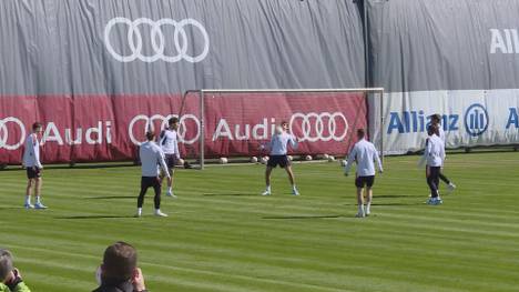 Die Münchner müssen am Dienstagabend im Champions-League-Viertelfinale gegen FC Villarreal ran. Im Hinspiel mussten sich die Bayern 0:1 geschlagen geben. Wie die Stimmung an der Säbener Straße ist und mit welcher Elf Trainer Julian Nagelsmann gegen die Spanier antreten könnte, verrät SPORT1-Chefreporter Kerry Hau. 