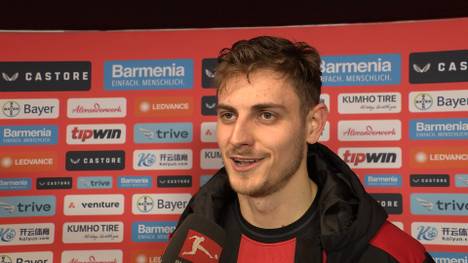 Ausgerechnet Josip Stanisic erzielt für Bayer Leverkusen das 1:0 gegen den FC Bayern. Einen Jubel verkneift sich die Münchner Leihgabe.
