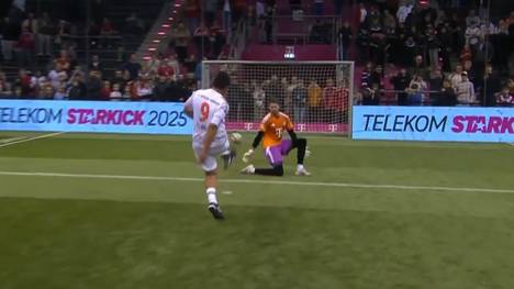 Giovane Élber trifft beim Telekom Star Kick wie in alten Tagen, NiklasNeo vergibt: Die FC Bayern Legends verteidigen ihren Titel beim Benefizturnier.