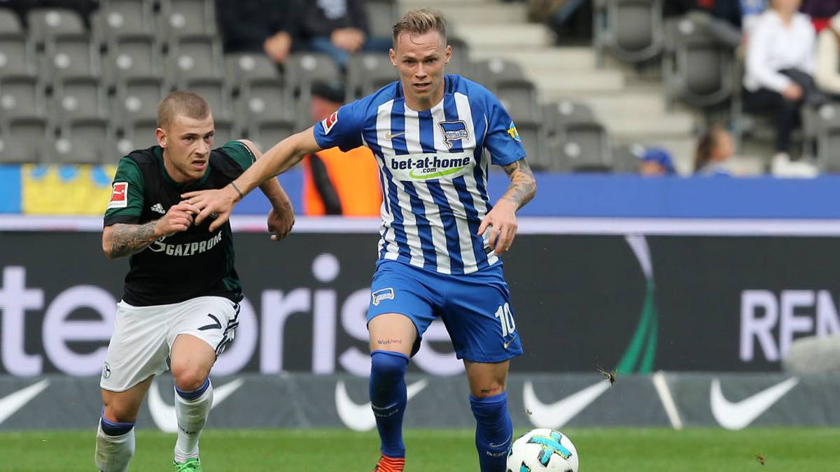 Die Berliner wurden übrigens dafür auch nicht bestraft. Der DFB teilte mit: "Wir sehen die Geste als allgemeines Eintreten für die Wahrung der Menschenrechte." Und die deutsche Fußball-Liga twitterte: "Großartige und wichtige Geste." Was erlaubt und was verboten ist, bleibt eine Grauzone, wie sich auch bei den Regularien der FIFA in einem weiteren Fall zeigt