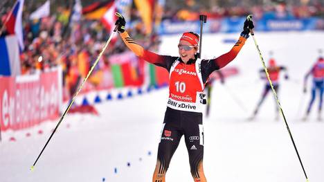 Franziska Preuß beim Zieleinlauf im Biathlon in Ruhpolding