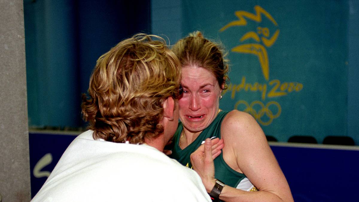 Die Siegerehrung hatte 2000 bei den Spielen in ihrer Heimatstadt auch schon die australische Geherin Jane Saville vor Augen - am Ende aber stand sie tränenüberströmt im Bauch des Olympiastadions. Was war passiert? Die Weltklasse-Geherin lag nach rund 19,8 von 20 Kilometern mit gut zehn Sekunden Vorsprung an der Spitze des Feldes...