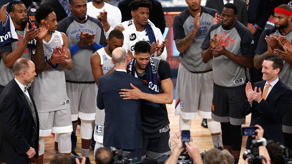 Der Superstar des Abends war aber ohne Frage Anthony Davis, der sich mit seiner Heimspiel-Gala den MVP-Titel sicherte und die Glückwünsche von NBA-Commissioner Adam Silver abholte