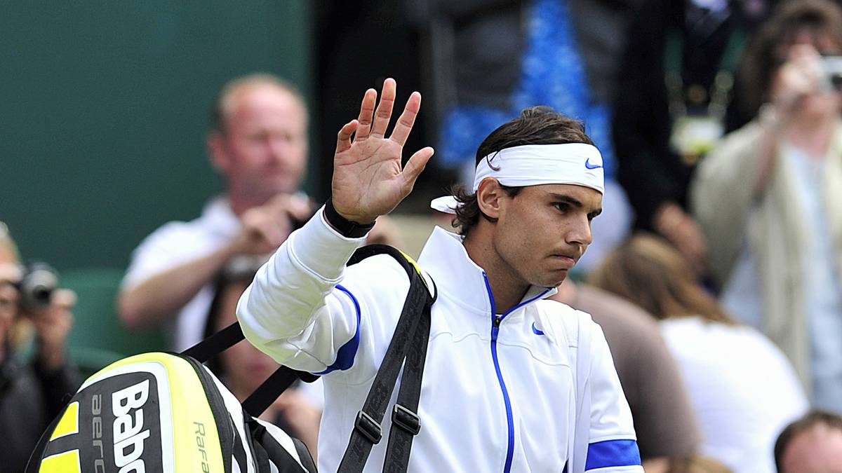 BETRETEN DES SPIELFELDES: Aber die Aufschlagroutine ist nicht der einzige Tick des Mallorquiner. Es beginnt schon mit dem Einlaufen. Dabei hat Nadal immer genau einen Schläger in der Hand. Dazu achtet er pedantisch darauf, die Linien immer mit dem rechten Fuss zu überqueren und nicht zu berühren