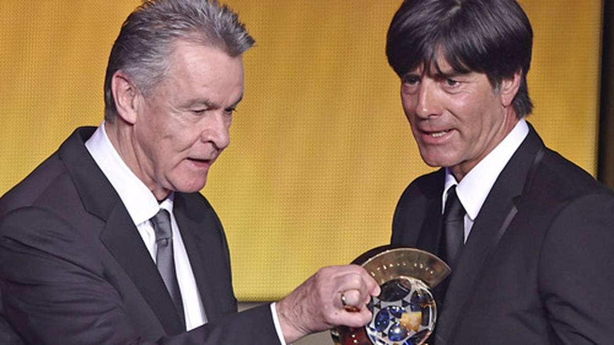 Wenig später schreitet Hitzfeld erneut zur Tat - und darf die Trophäe erneut einem Deutschen in die Hand drücken. Weltmeister-Coach Jogi Löw ist der Welt-Trainer des Jahres!!! Wenn das mal nicht hochverdient ist. Wird es der Tag der Deutschen?