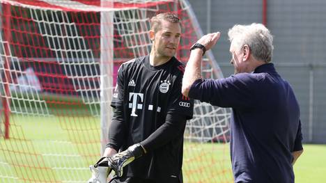 Im August schaute Sepp Maier (r.) mal wieder beim Bayern-Training vorbei und sprach mit Manuel Neuer.